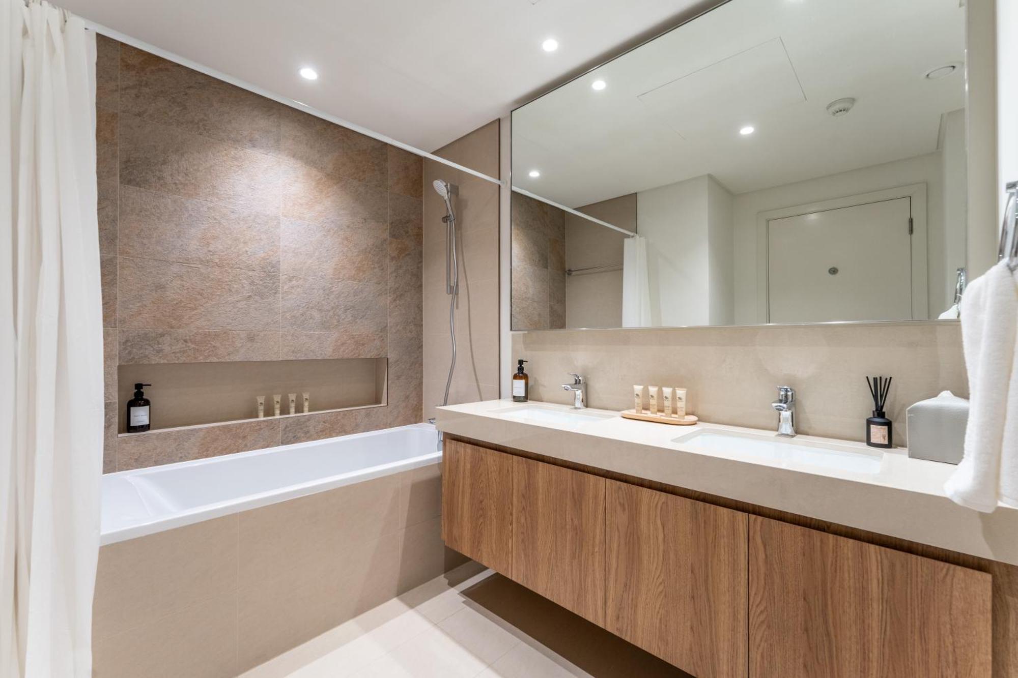 Stunning Luxury 4br Burj View 10 Mins To Mall